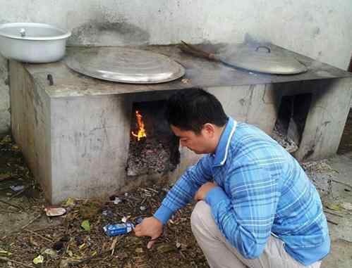刘强东蹲地烧火做饭 经常回到那片生他养他的故土看看