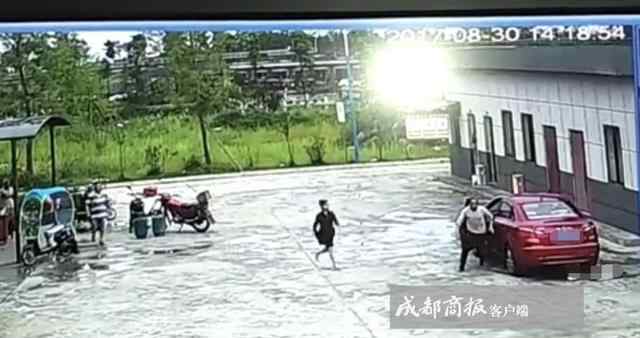 男子开车撞死9岁女儿 车体右侧从小女孩的身上碾过文章配图