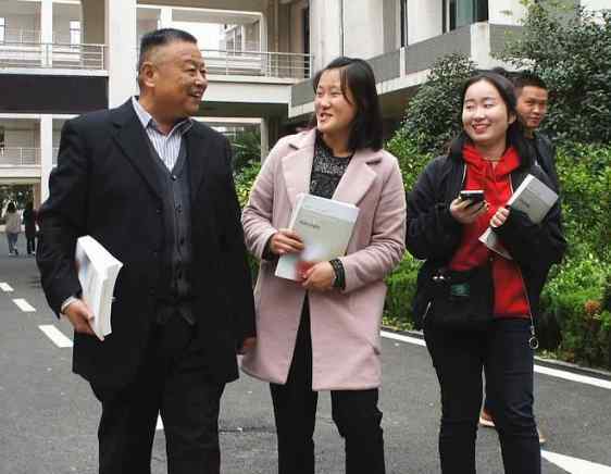 61岁老人成大学新生 为了梦想开启人生新的征程