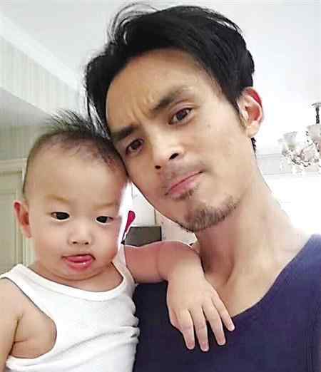 男子辞职当全职奶爸 妻子：他比我适合带娃