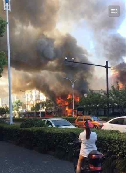 突发！杭州古墩路灯彩街附近餐馆煤气瓶爆炸 现场火光冲天【图】