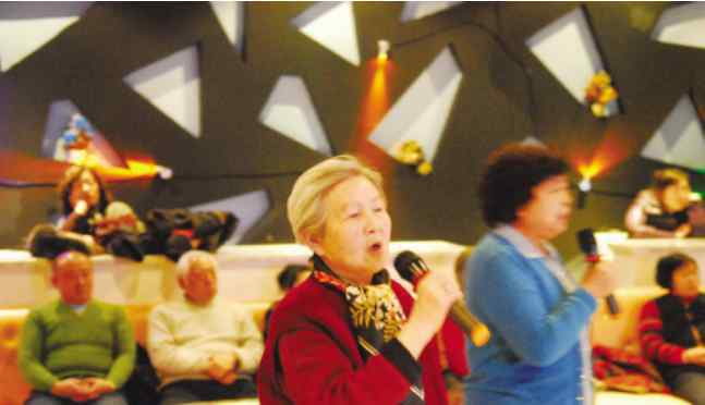 公园老人改当麦霸 江苏50岁以上中老年人凭身份证可以免费唱歌