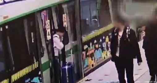 掰开车门强下车 切勿与屏蔽门“开玩笑”