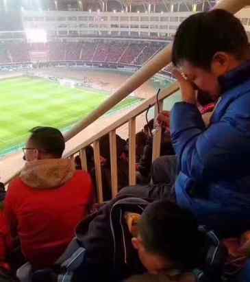 国足1-0韩国 这位小朋友火了