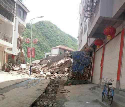 陕西突发山体滑塌 致一栋居民楼垮塌