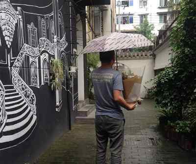 男子出租自己月入过万 专家：陌生人之间倾诉更容易