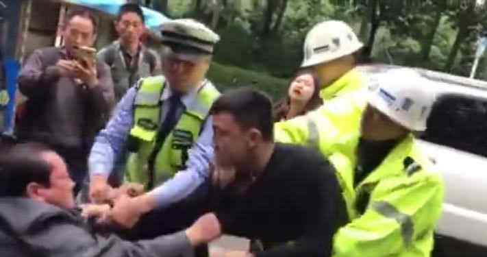交通辅警与市民对骂 情绪激动脱衣“疑似”要对市民动武