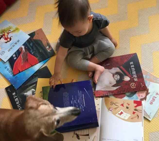 张梓琳晒长腿女儿 网友：这样温馨的一幕觉得好幸福