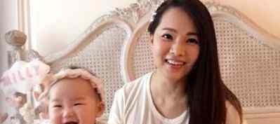 伊能静抱女儿现身 小米粒五官像极了秦昊妈妈