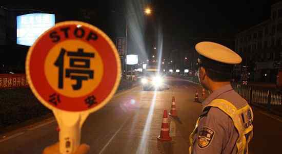 小女孩哭求不要抓我爸爸 不要让亲人为你的酒驾流泪