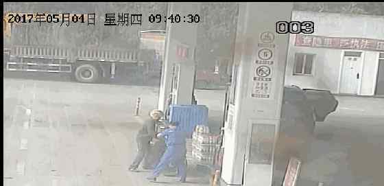 加油站点燃摩托车 工作人员顶着火焰奋力救人