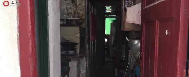 一家人住9平米房27年 儿子每天踩着冰箱上床