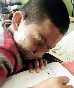 教师胶带封学生嘴 自拍照片发布到网上并嘲笑