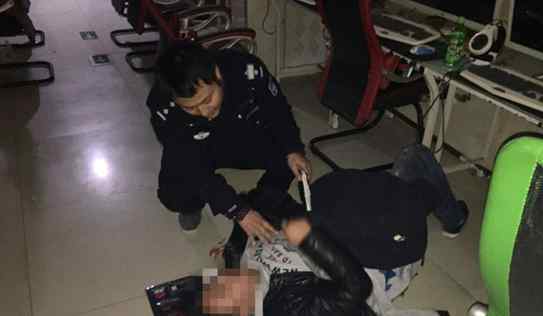 男子上网吐血倒地心念游戏：快扶我起来 这局我们快赢了!