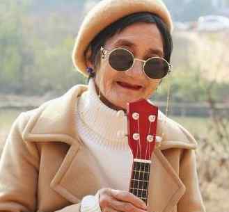孙女为奶奶拍写真 78岁奶奶潮范儿十足