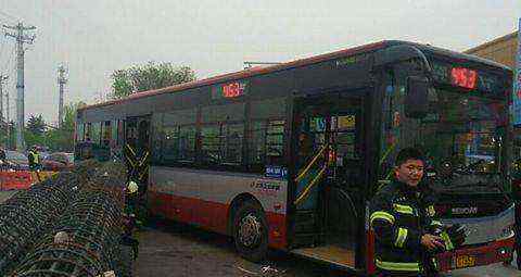 公交车三轮相撞 导致一名男乘客受伤