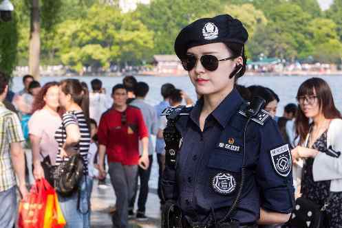 杭州西湖美女巡逻队 游人比肩接踵只见人头不见桥头
