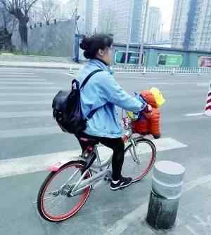 共享单车花式载人 车筐变成儿童座椅