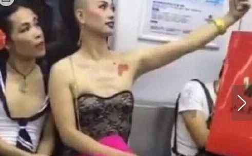 地铁惊现妖娆乘客 画面有点辣眼睛