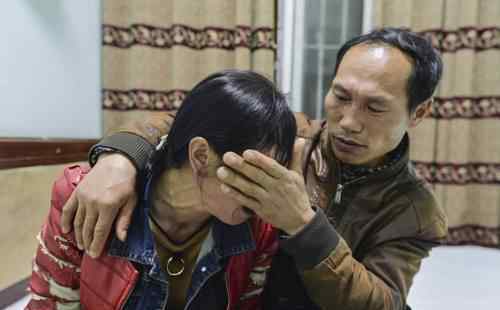 失联武大学子死亡 父母在武汉苦寻不到儿子急得蹲在校门口痛哭