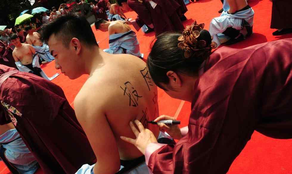女婿跪地请岳母刺字 发扬孝敬老人的美德