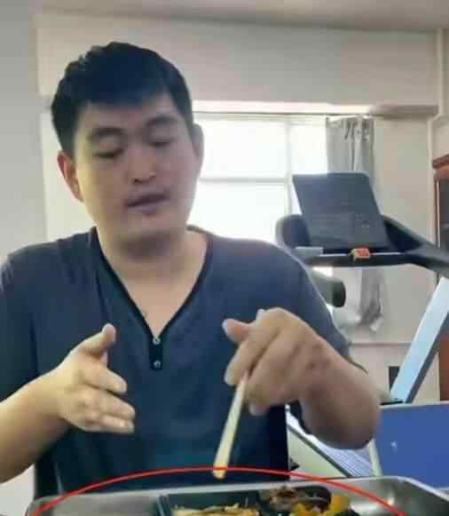 赵本山儿子吃盒饭抽10元烟 到底是什么状况？