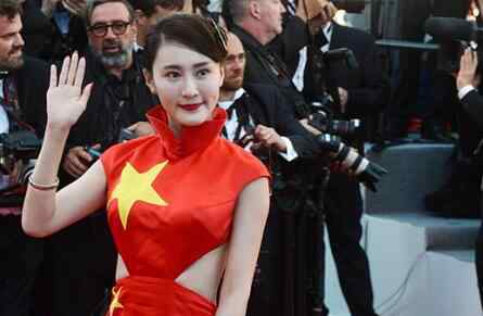 十八线女星国旗装蹭红毯 网友：丢脸丢到国际去了