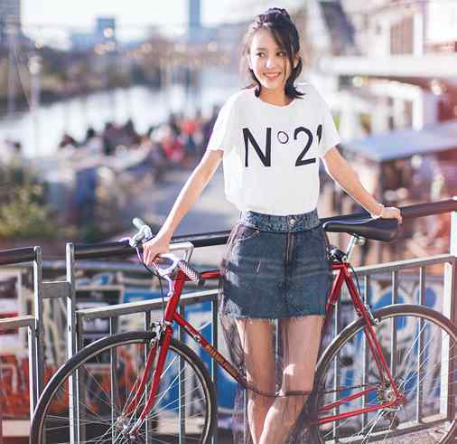 佟丽娅瑞士街拍 网友大呼元气满满少女感十足