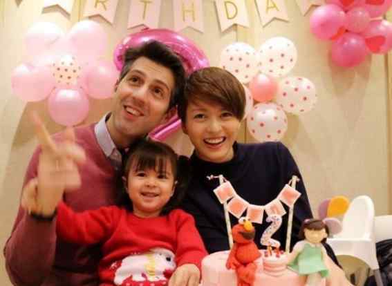 梁咏琪与老公为女儿庆生 称平安喜乐!感恩满足!