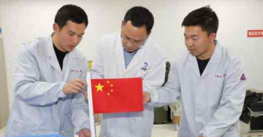 月球亮相的织物版国旗不简单 究竟发生了什么?