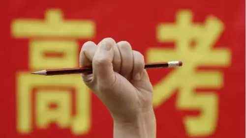 革命英雄作文 2019年名校作文模拟题：铭记革命历史、传承革命精神