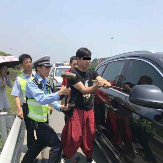 老人小孩被锁车内暴晒 交警铁锤破窗救人
