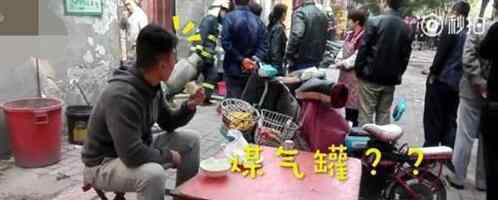 餐馆起火悠闲吃饭 内心没有一丝波澜