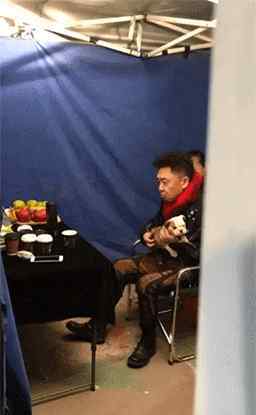 黄明昊动图 蔡徐坤打篮球吴亦凡摊煎饼，明星的这些搞笑动图你看了没？