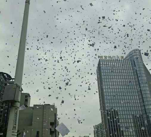 武汉闹市突降纸片雪 5000多张广告传单从顶楼撒落