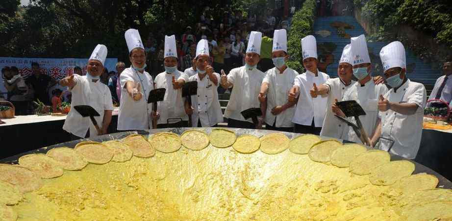 直径超3米煎蛋 十多名厨师分工合作同时煎蛋