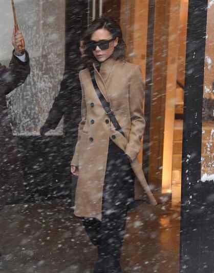 贝嫂瘦成纸片人险些被暴风雪刮跑 获保镖撑伞护驾