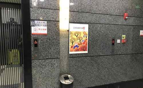 写字楼现奇葩电梯 只见按钮不知道电梯的门在哪里