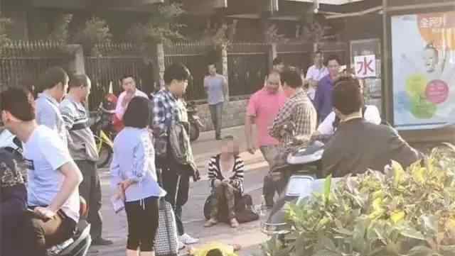 母亲脚踩女儿原因 民警大山深处找到当事人问清真相