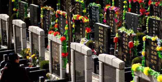 男子带小三扫墓 妻子当场抓包在祖宗面前颜面扫地