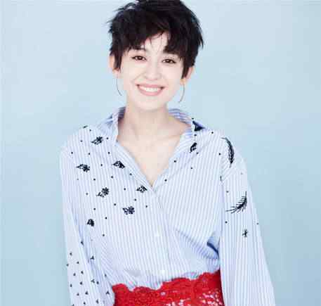 娜扎表情俏皮灵气足 少女感十足