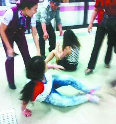 武汉4名女子地铁抢座互殴 网友点评：太没必要了