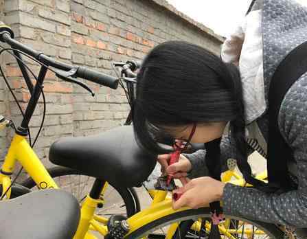 女生手绘修补车牌 被网友称为“补牌侠”