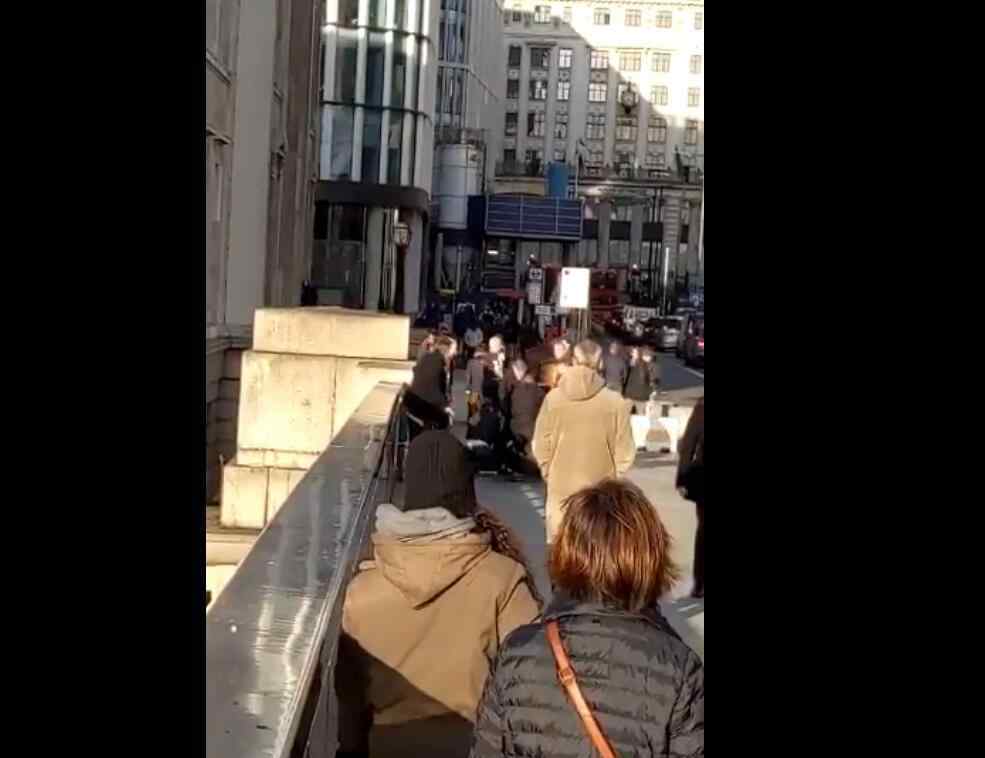英国发生捅人事件 登上网络热搜了！