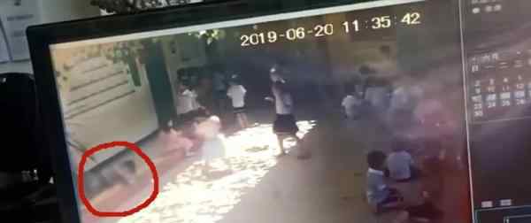 幼儿园玻璃砸女童 过程真相详细揭秘！
