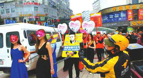 男子被戴枷锁游街 网友：广告侮辱人格给达州人丢脸