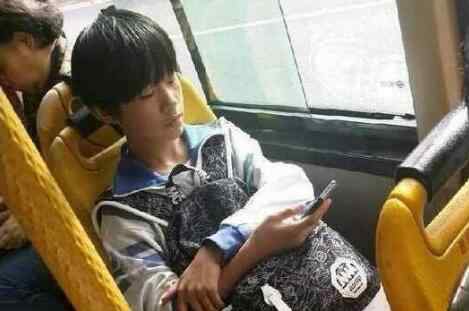 易烊千玺旧照曝光 厚刘海少年样貌变化不大