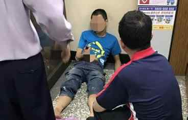 报案反被开罚单 情绪激动将刀在腹部作势自残