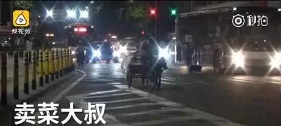 卖菜叔骑三轮睡着 很多网友直言生活不易