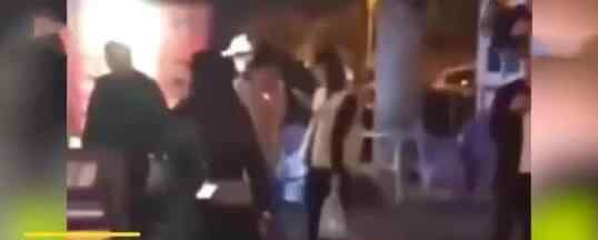 街头男子套绳被女子牵着跪行 网友：真是恶心到家了